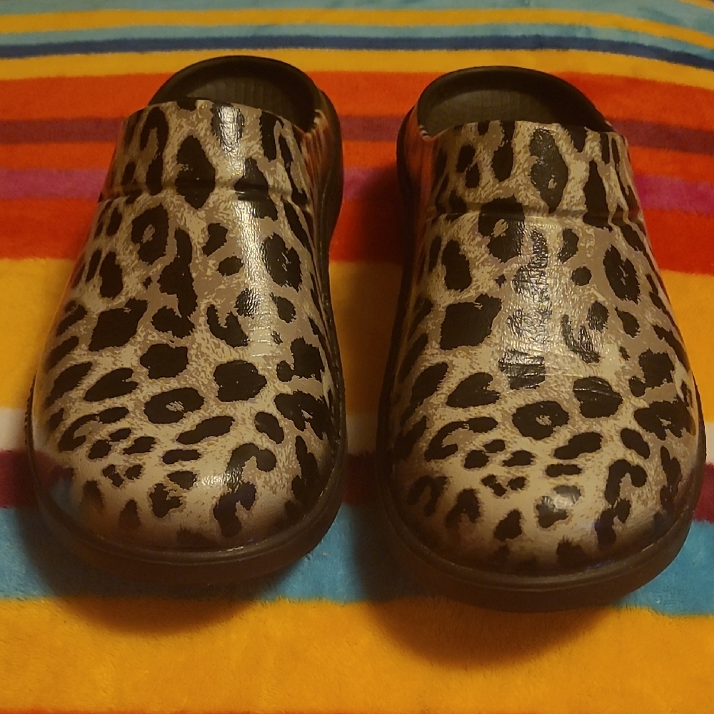 OOFOS Leopard Print Clogs/Slides